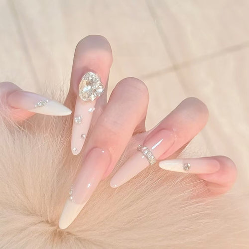 Glamouröse Stiletto-Nagelverlängerungen mit Kristallakzenten