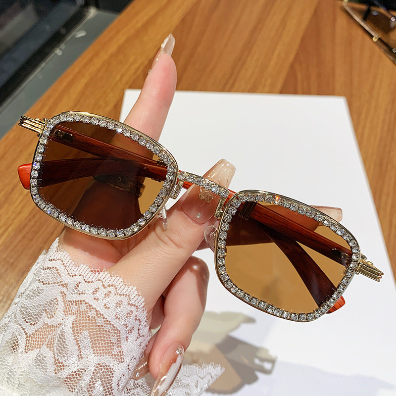 Damen Sonnenbrille mit strassbesetztem Rahmen und modernem Holzdesign Karnz
