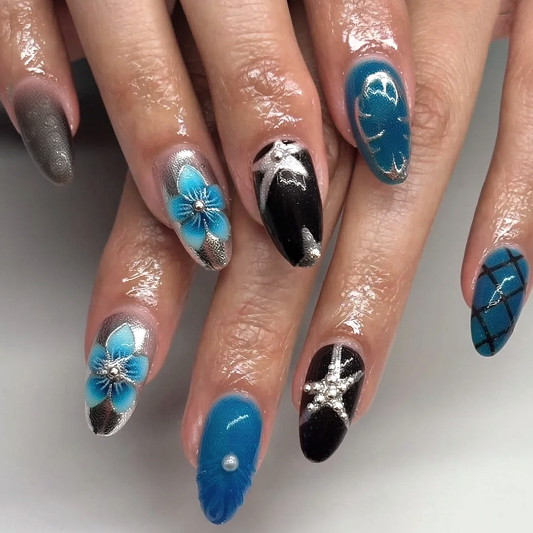 Künstlerisches Press-On-Nagelset mit floralen Motiven Karnz