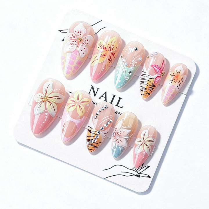 Dekoratives mit Blumen verziertes Press-On Nagelkunst-Set