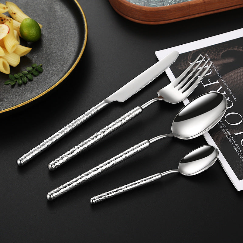 Eleganter Dessertlöffel mit Kunstvollem Griffdesign Karnz