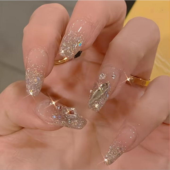 Glamouröse Nagelkunst mit Perlen und Glitzer Karnz