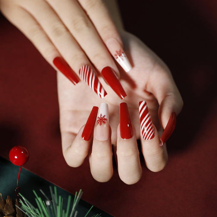 Elegante Acryl-Nägel mit goldenen Akzenten Karnz