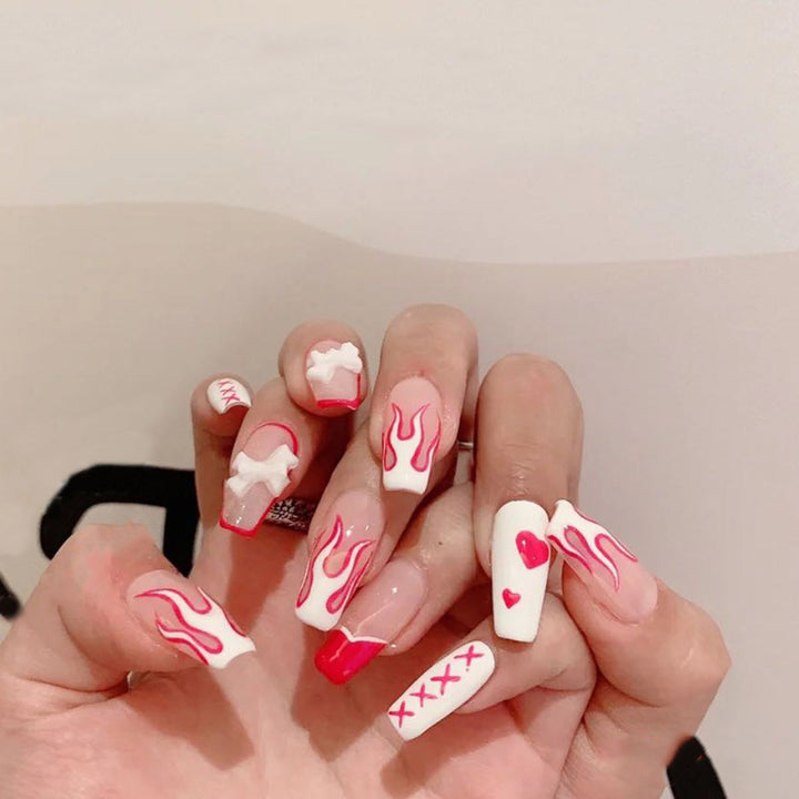 Kunstvolle Nagelkunst mit Feuer- und Herzmotiven Karnz