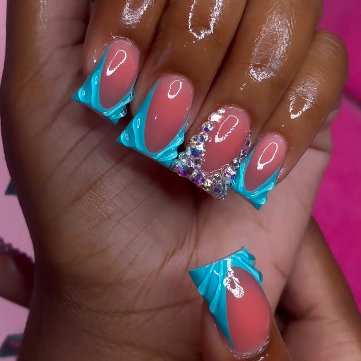 Dekorative Press-On Nail Art Erweiterungen mit Strass-Akzenten Karnz