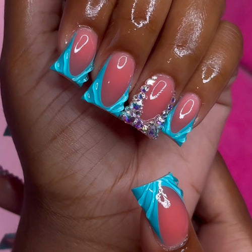 Dekorative Press-On Nail Art Erweiterungen mit Strass-Akzenten Karnz