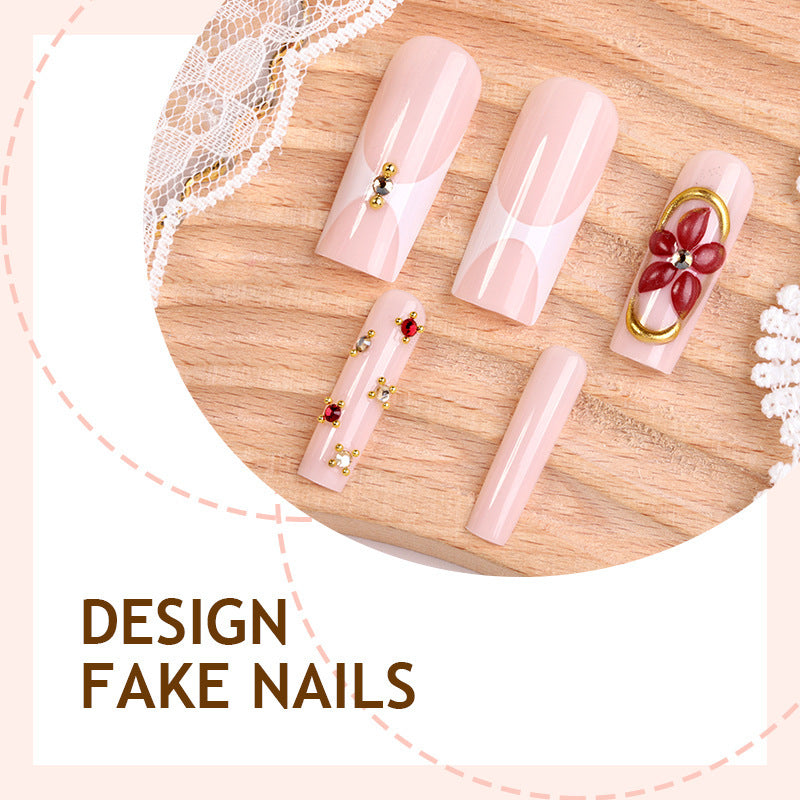 Kreatives Kunstnagelset mit floralen und eleganten Verzierungen Karnz