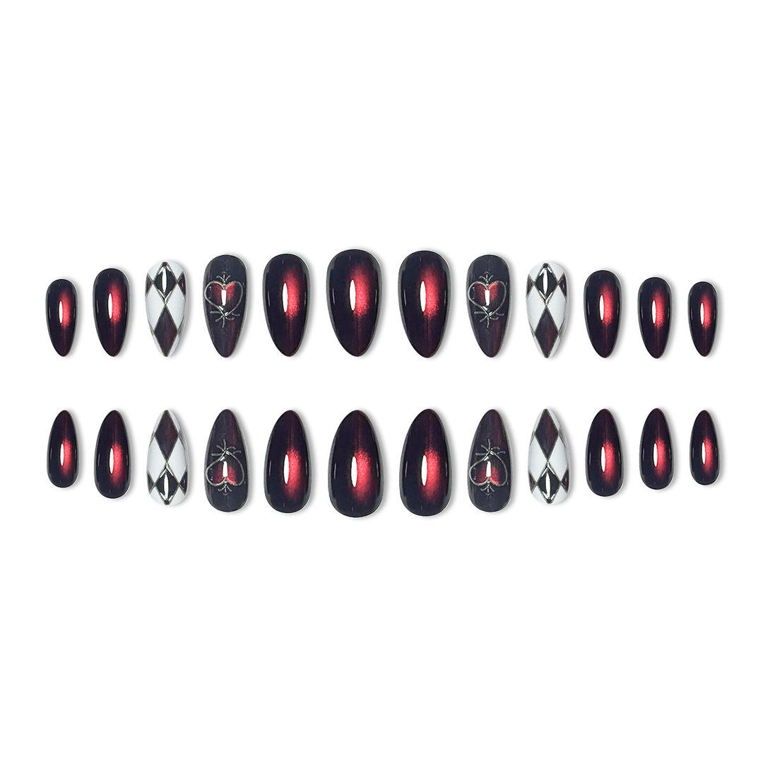 Stiletto-Nagelverlängerungen mit Herzdesign Karnz