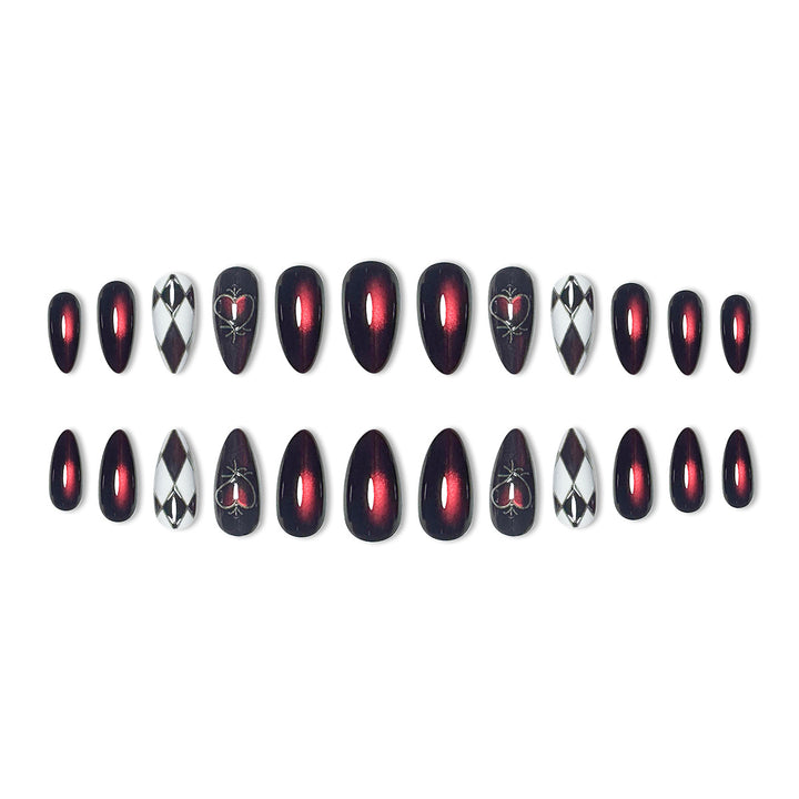 Stiletto-Nagelverlängerungen mit Herzdesign Karnz
