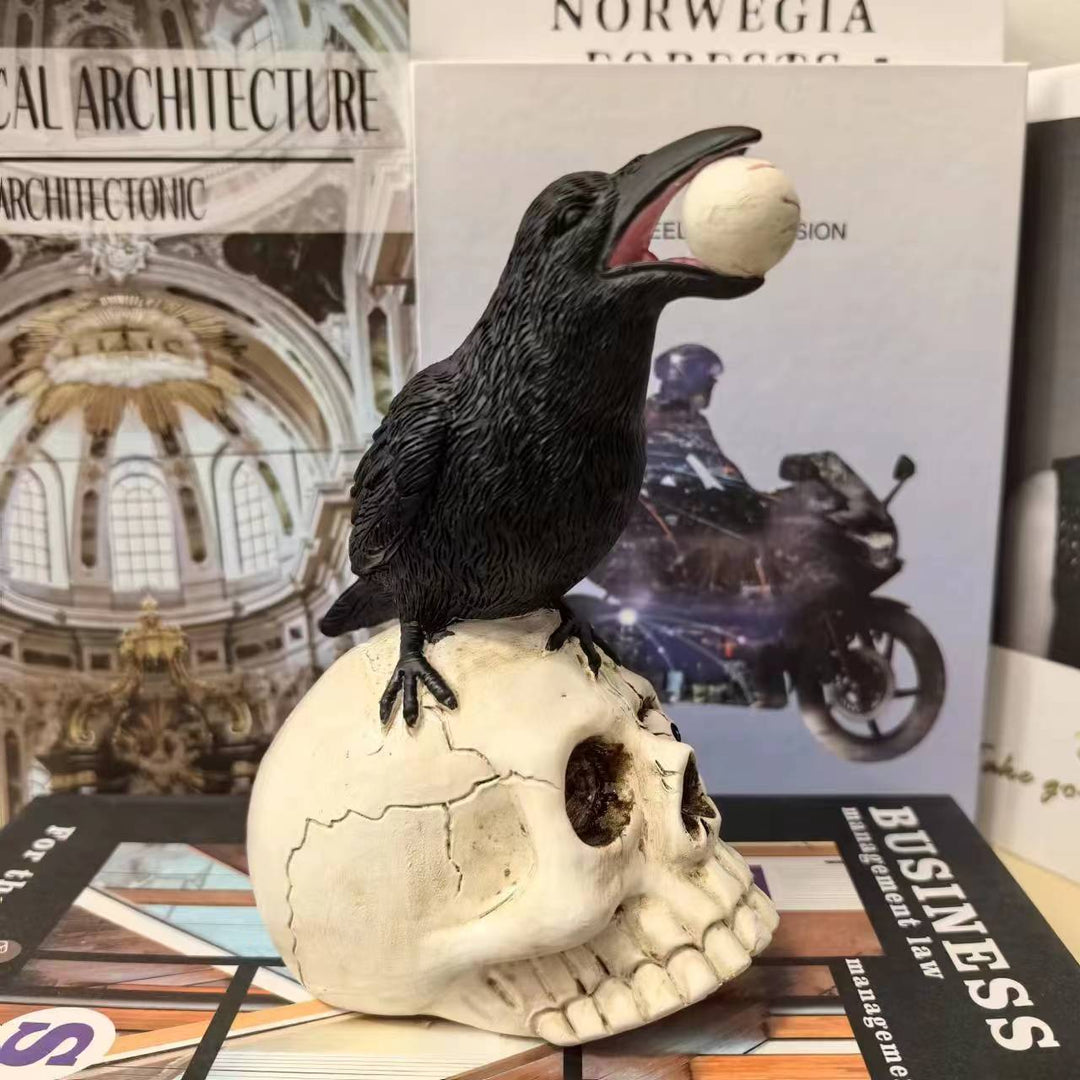 Dekofigur mit Rabe auf Totenkopf Karnz