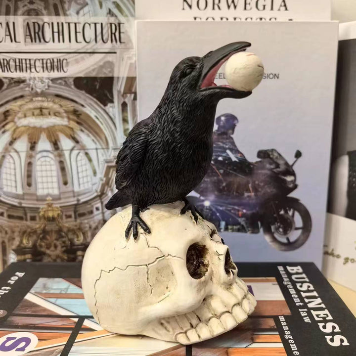 Dekofigur mit Rabe auf Totenkopf Karnz