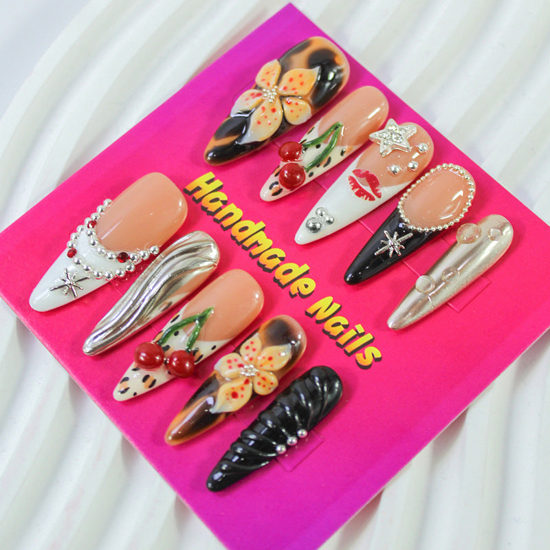 Kunstnägel Set mit eleganten handgefertigten Designs Karnz