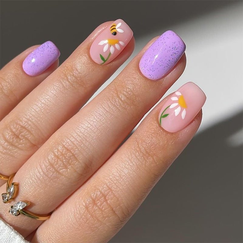 Kunstvoll gestaltete Nagelverlängerungen mit Blumendesign Karnz