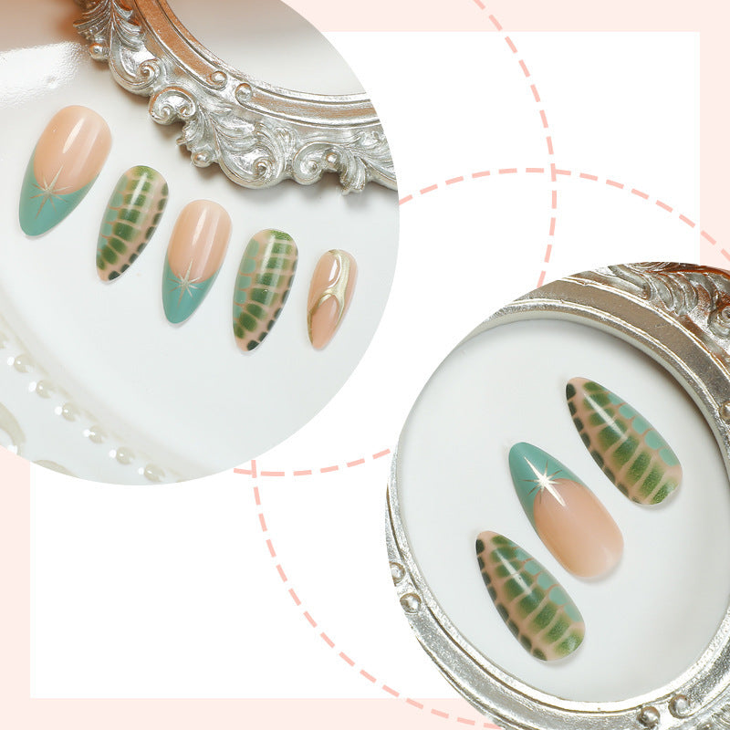Kunstnagelset mit kreativem Blatt-Design und eleganten Glitzerakzenten Karnz