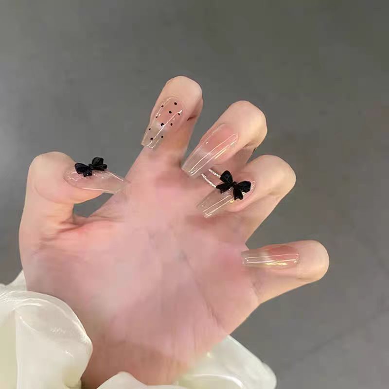 Trendige Aufklebe-Nagelkunst-Set mit stilvollen Schleifenakzenten Karnz