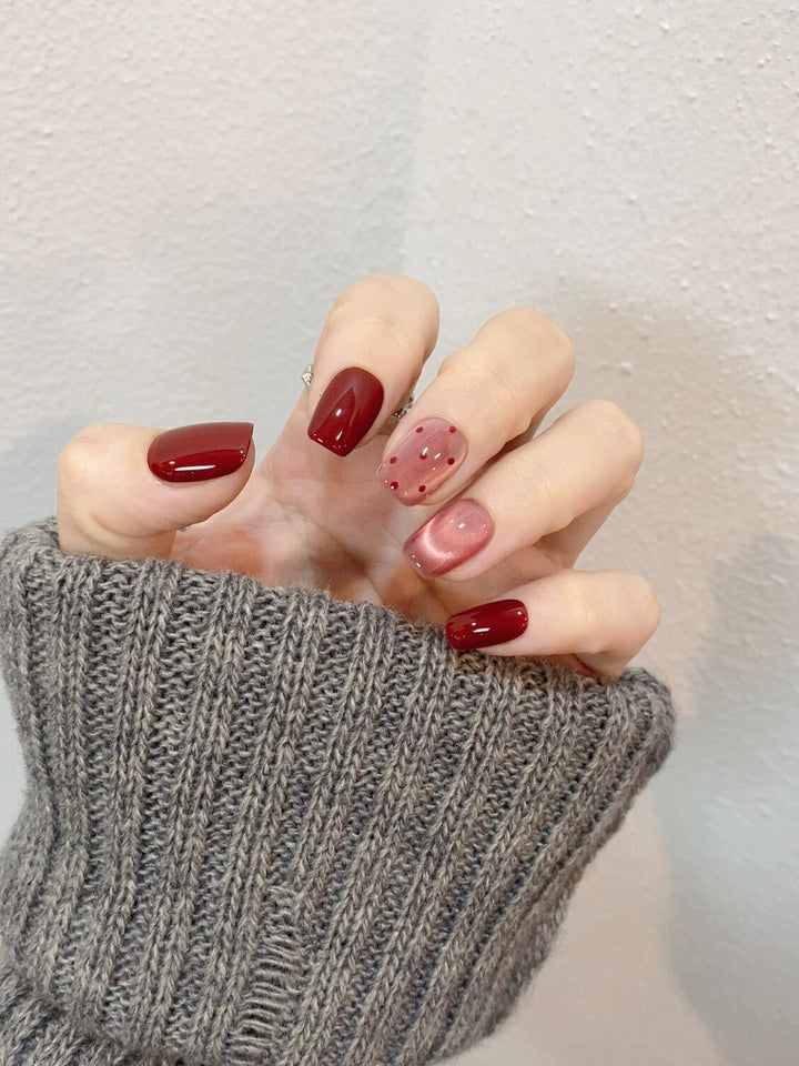 Künstliche Nagelspitzen mit Kreativen Punkten und Hochglanz Karnz