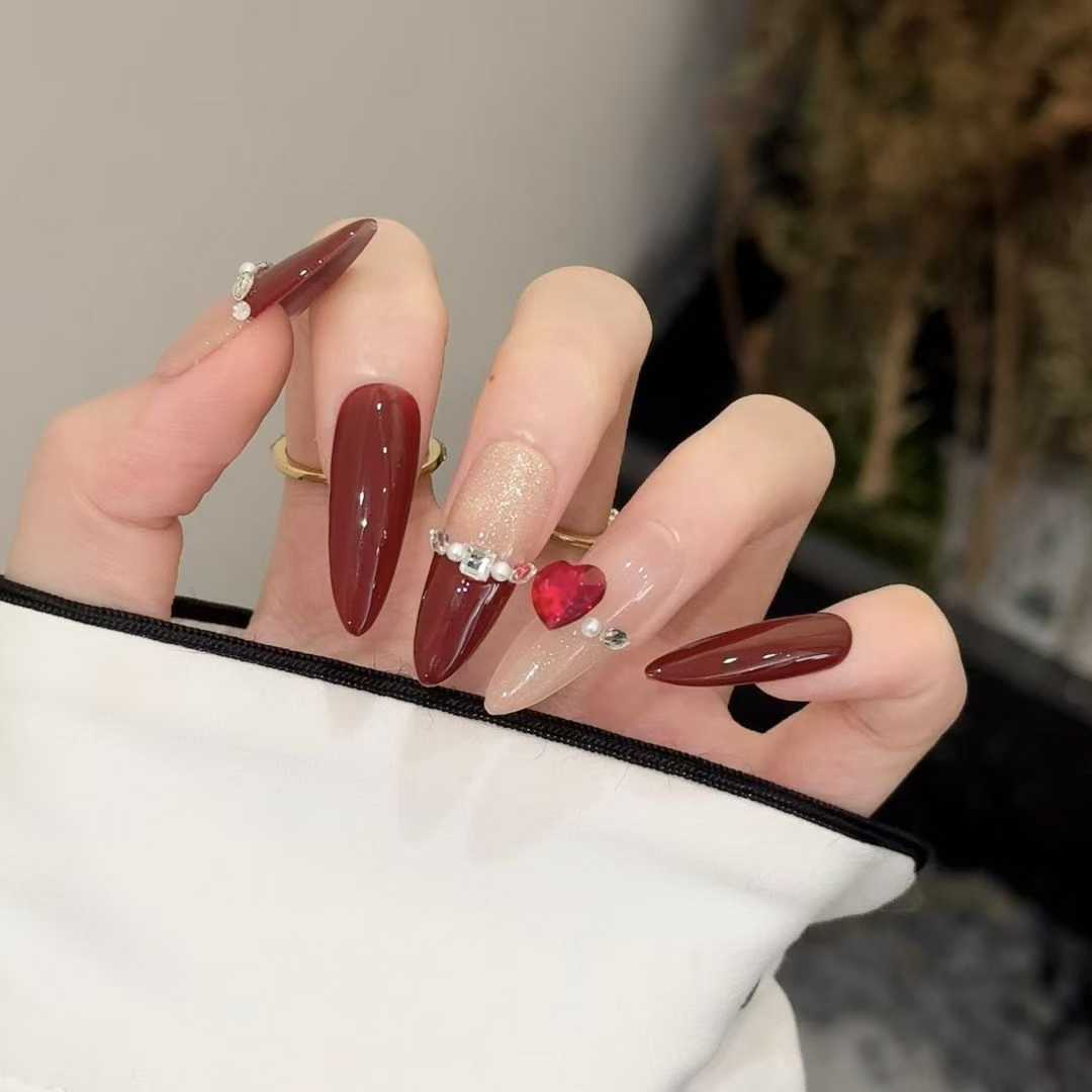 Elegantes Drück-Nagel-Set mit einzigartigen Edelsteindetails