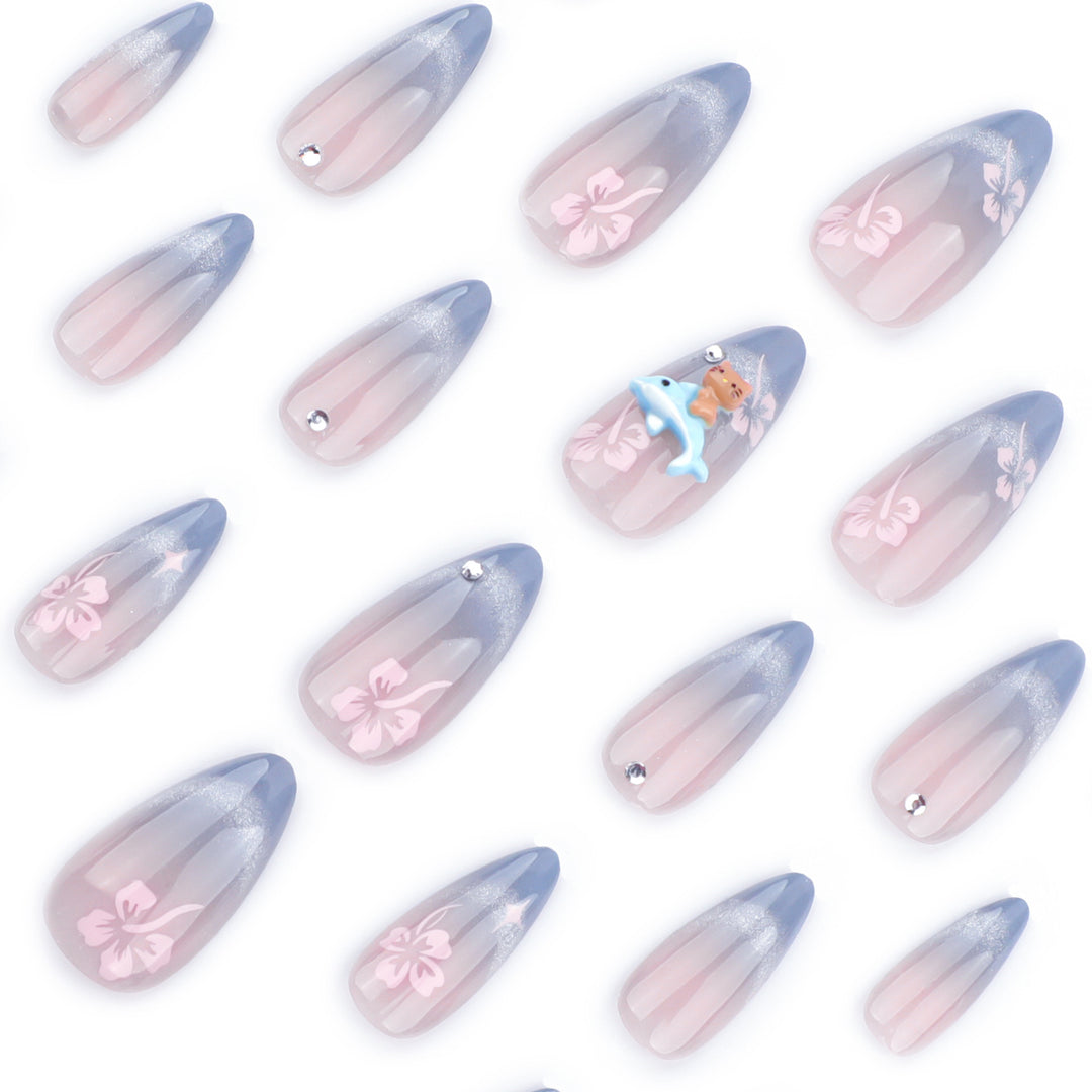 Kunstvolle Nagelverlängerungen mit elegantem Ombré-Design und floralen Akzenten Karnz