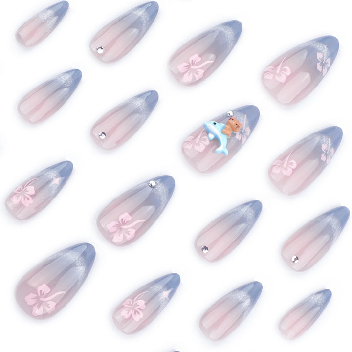 Kunstvolle Nagelverlängerungen mit elegantem Ombré-Design und floralen Akzenten Karnz
