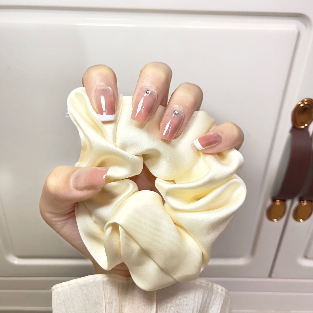 Elegantes Ombre Press-On Nagelset mit Strassakzenten
