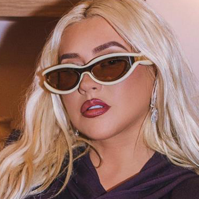 Damen stilvolle Sonnenbrille mit modischem Schwung Karnz