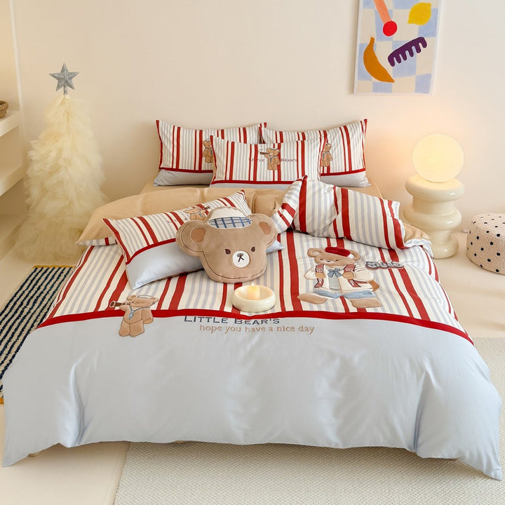 Kinderbettwäsche-Garnitur mit gesticktem Teddybär-Motiv und feinen Streifen