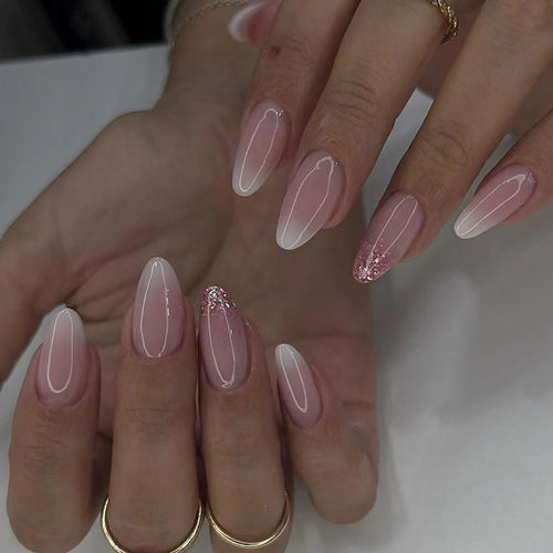 Kunstvolle Nagelverlängerungen mit Glitzerverzierung und Ombre-Effekt Karnz