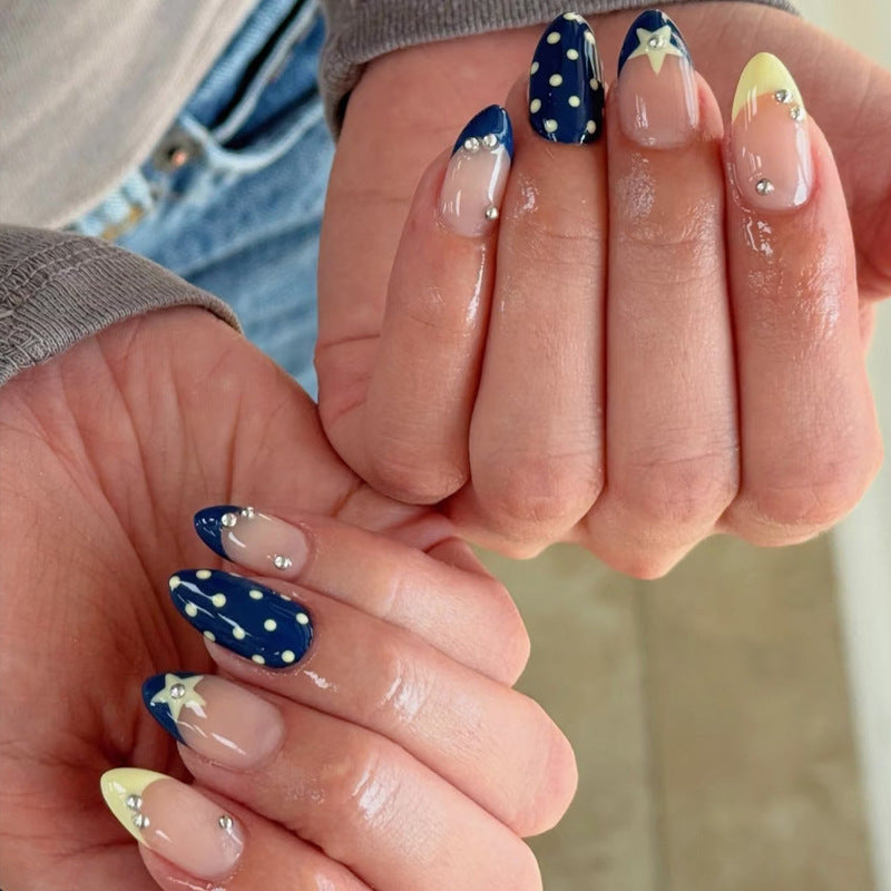 Künstlerisches Nageldesign mit Sternen- und Punkteakzenten Karnz