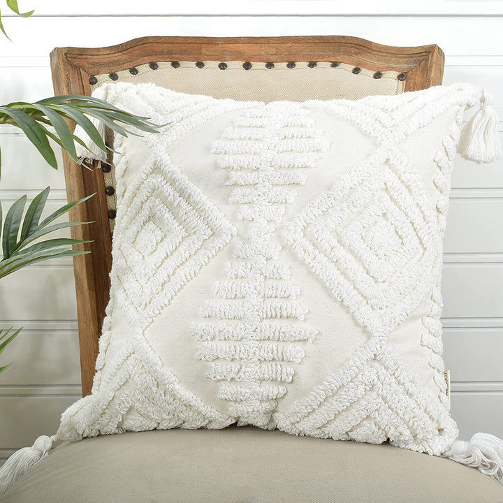 Quadratischer Boho‑Kissenbezug mit handtuftetem Diamant‑Tufting, hochflorigem Chenille‑Relief und Eckquasten Karnz