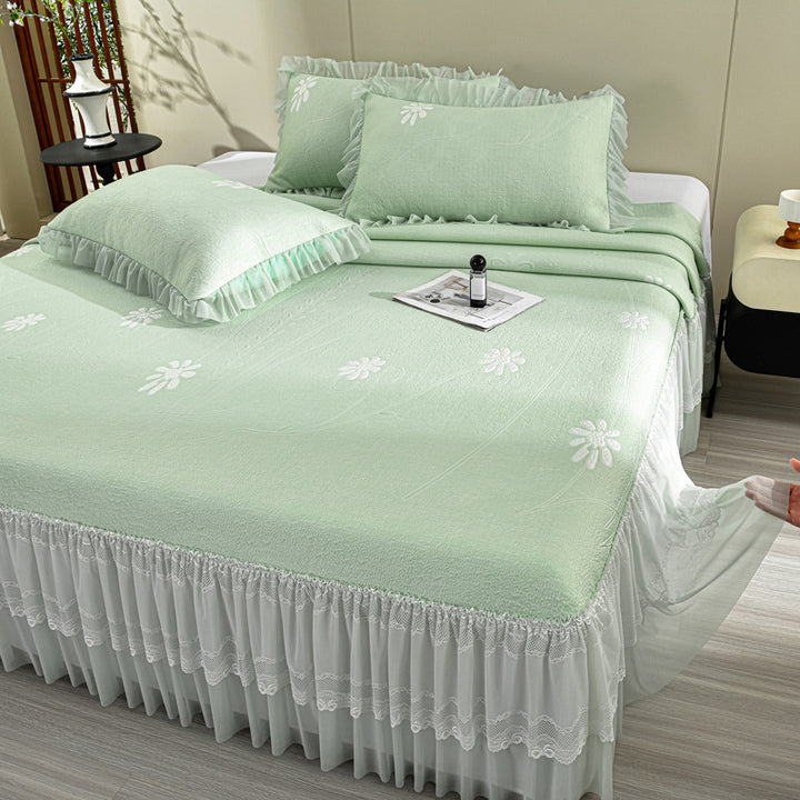 Eleganter Steppbettüberwurf mit Spitzen-Volant und Gebirgsjacquard