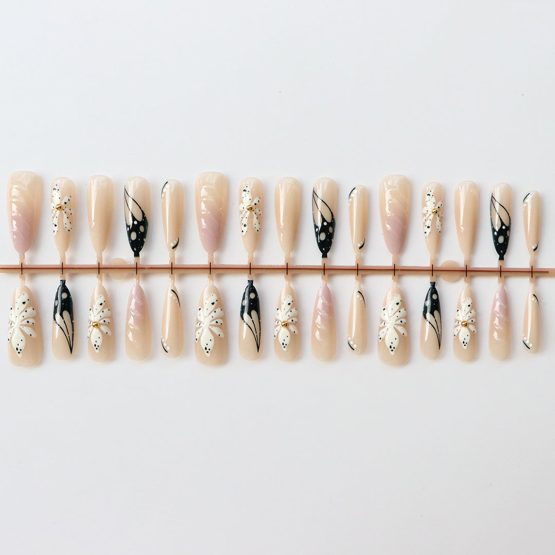 Künstlerisches Floral Nageldesign Set