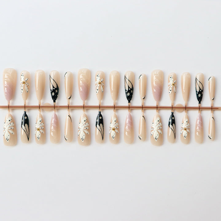 Künstlerisches Floral Nageldesign Set