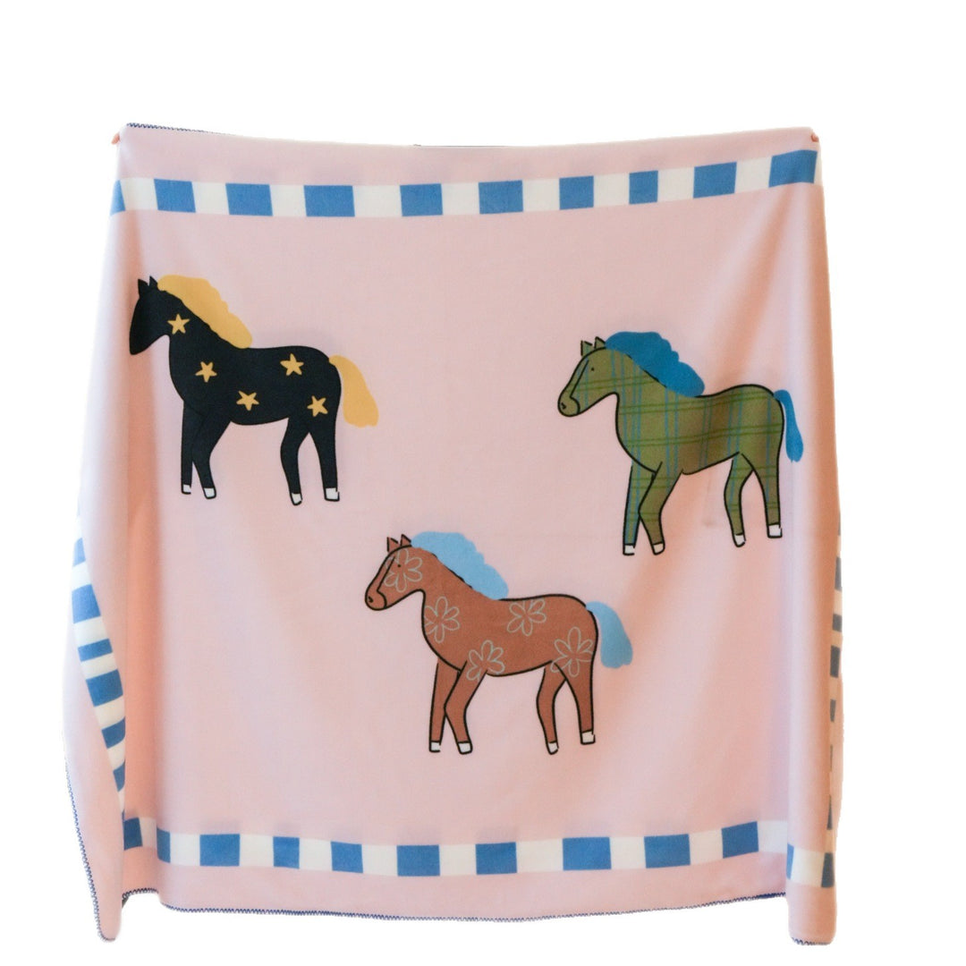 Kuscheldecke mit Pferdeillustration, extraweiche Mikrofaser und gestreiftem Rand