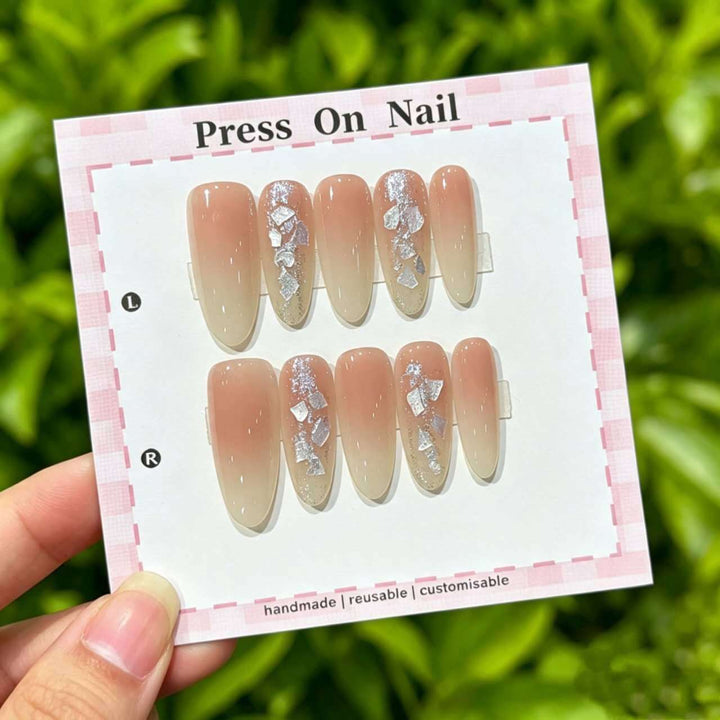Handgefertigtes wiederverwendbares Press-On-Nagelset mit elegantem Design
