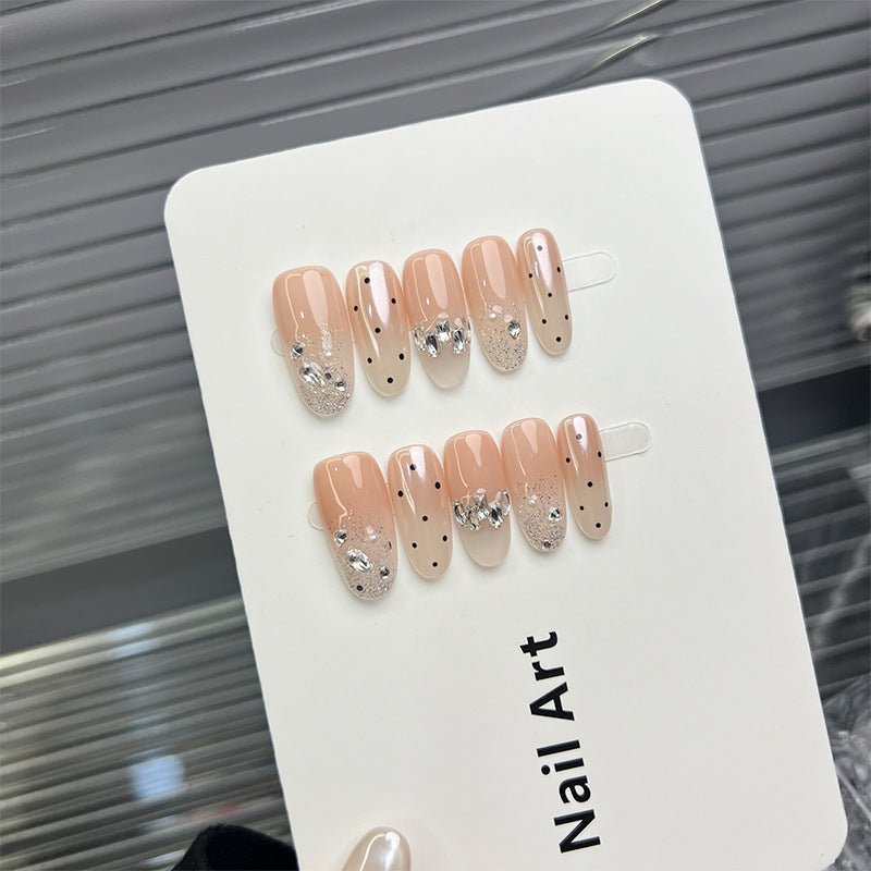Elegantes Press-On Nagelkunstset mit Edelsteinakzenten