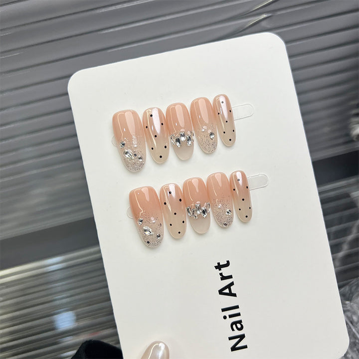 Elegantes Press-On Nagelkunstset mit Edelsteinakzenten