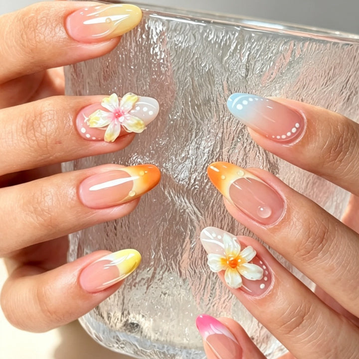 Kunstnägel mit Farbakzenten und Floralem Design Karnz