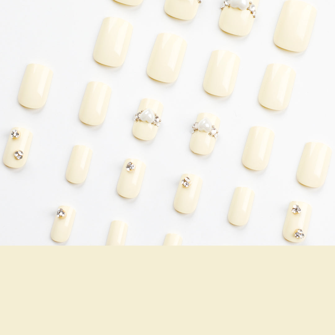 Kunstvolle Nagelverlängerungen mit eleganten Zierdetails Karnz