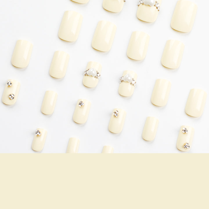 Kunstvolle Nagelverlängerungen mit eleganten Zierdetails Karnz