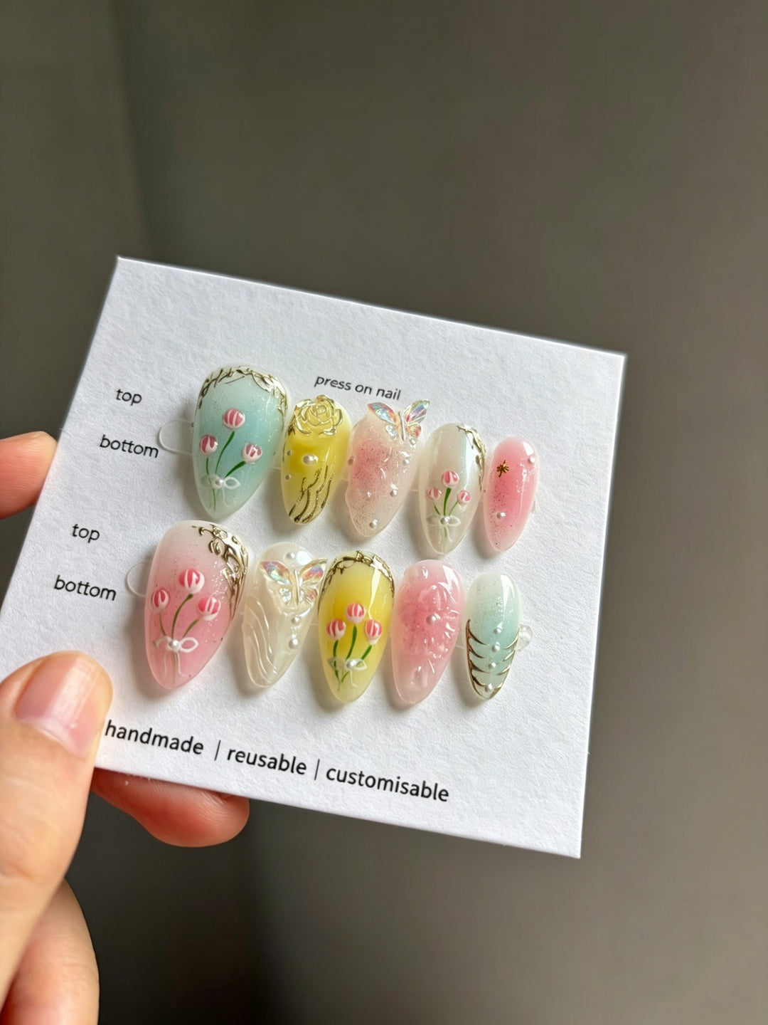 Künstlerisches Floral Press-On Nageldesign