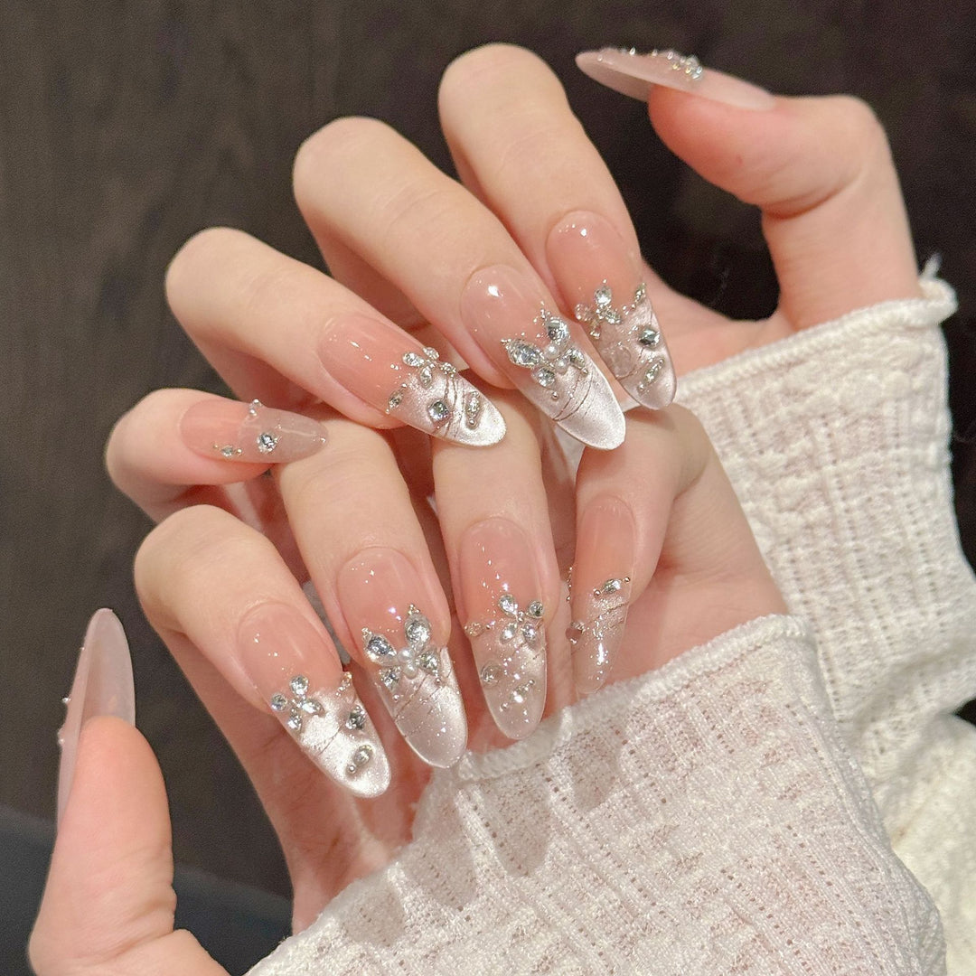 Dekorativer Press-On Nagelkunst-Set mit Strass und eleganten Details