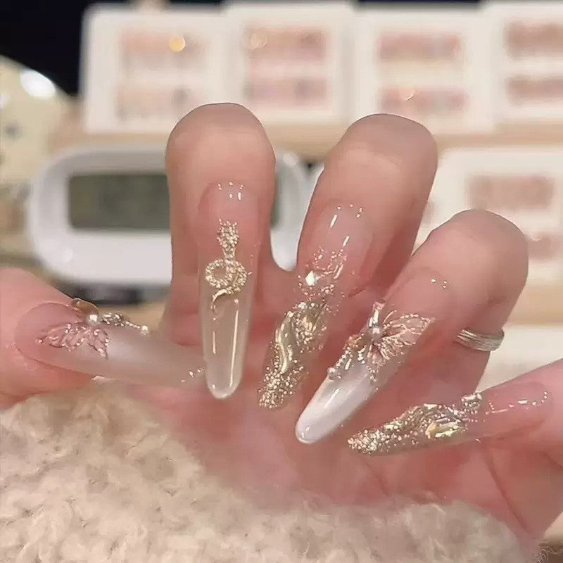 Kunstnagelset mit edlen Spitzen und Kristallakzenten Karnz