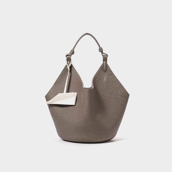 Schlaffes geprägtes Leder Hobo-Bucket-Tasche mit Oberarm und geometrischer Silhouette