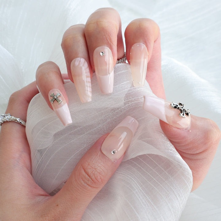 Elegantes Press-On Nagelkunstset mit dekorativen Akzenten