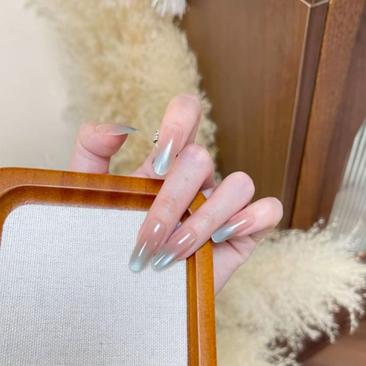 Kunstnägel mit Ombre-Effekt Karnz