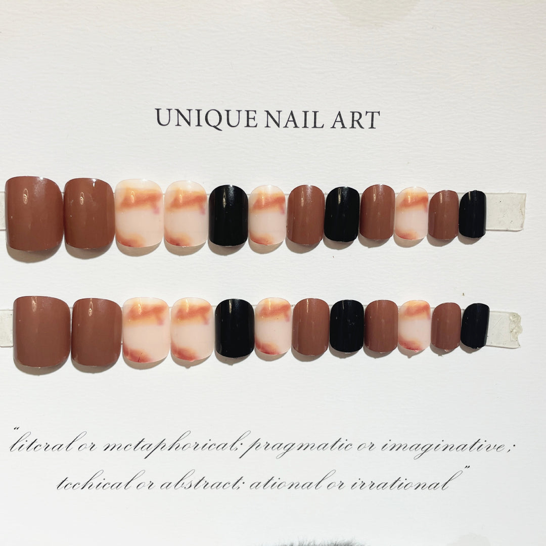 Elegantes Press-On-Nagelset mit abstrakten Designs