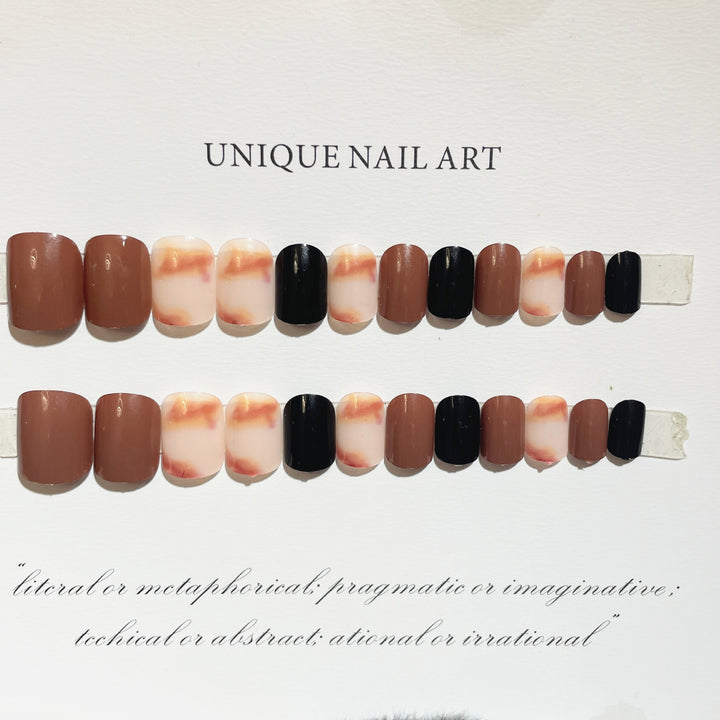 Elegantes Press-On-Nagelset mit abstrakten Designs