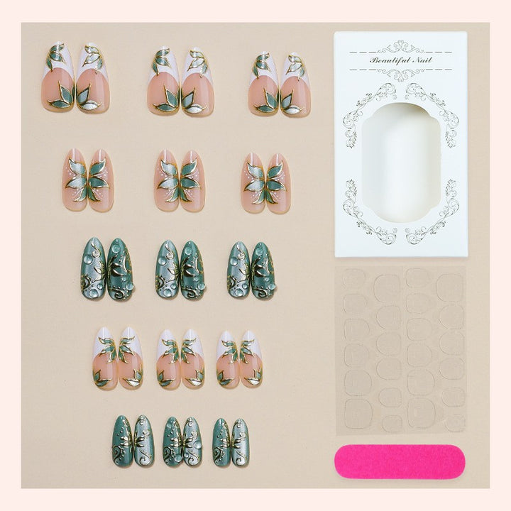 Kunstnagelset mit floralen und glamourösen Akzenten Karnz
