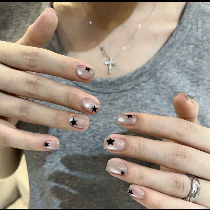 Künstlerisches Press-on-Nagelset mit Sternenmotiven Karnz