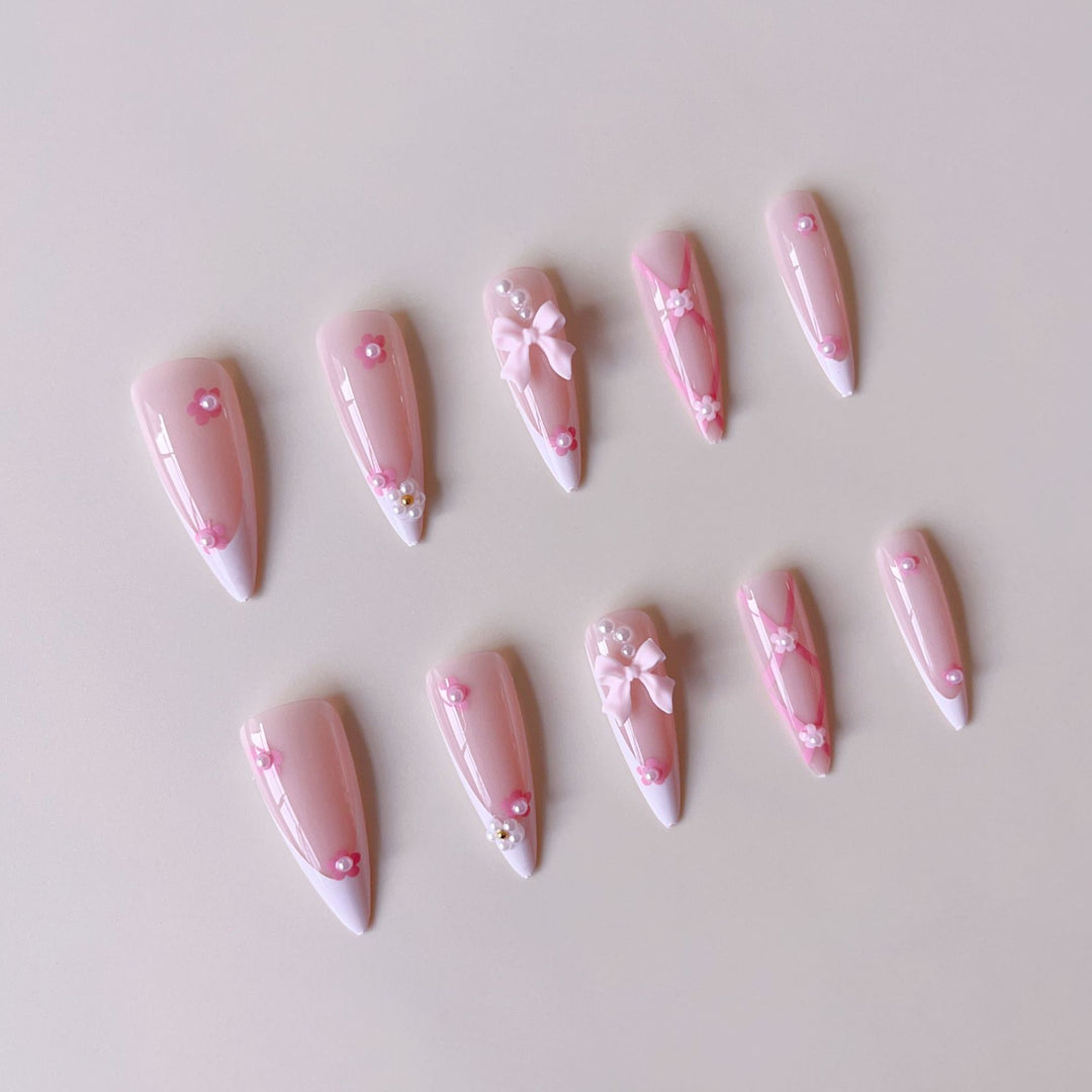 Kunstnagelset mit verspielten 3D-Details und eleganten Akzenten Karnz